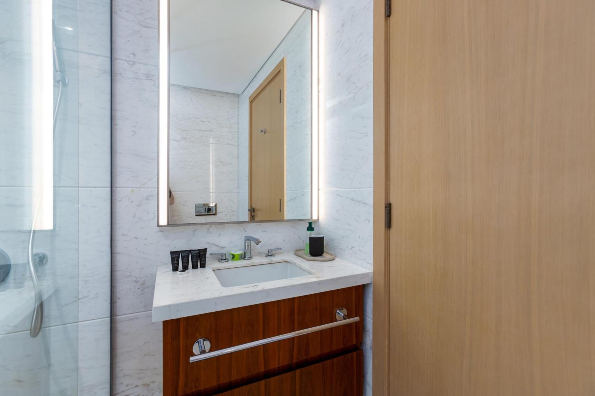 Modern 1Br Apartment, High Floor, Near Dubai Mall Екстер'єр фото
